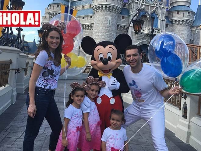 Jacqueline Bracamontes e sua família na Disney
