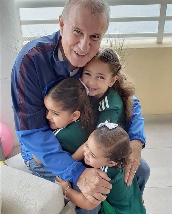 Jacqueline Bracamontes reúne toda a família para torce na Copa do Mundo 2018