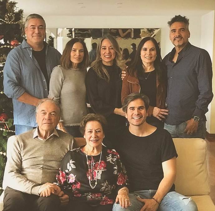 Daniel Arenas posa com toda a sua família