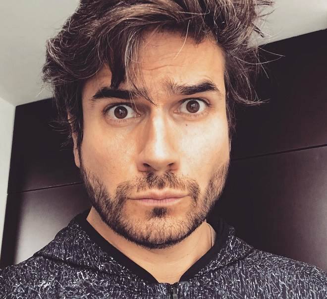 Daniel Arenas posa com toda a sua família