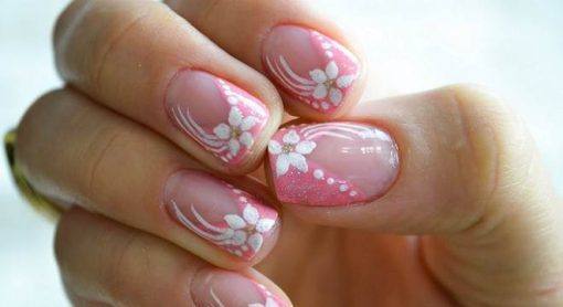 unhas simples com flores