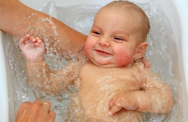 como dar banho no bebe nos dias frios