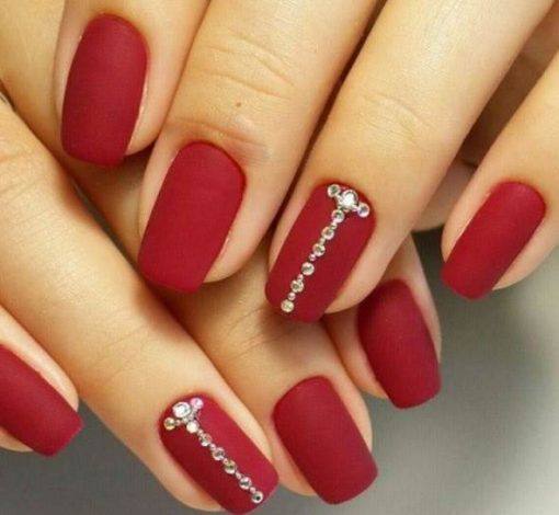 unhas com esmaltes vermelhos