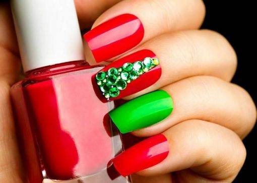 unhas decoradas com esmaltes vermelhos