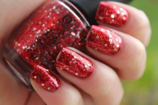 unhas decoradas com esmaltes vermelhos com brilho