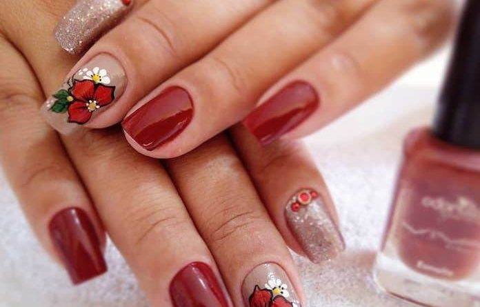 Unhas decoradas com esmaltes vermelhos