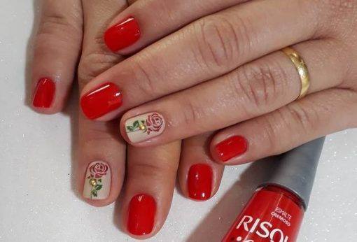 unhas decoradas com esmaltes vermelhos