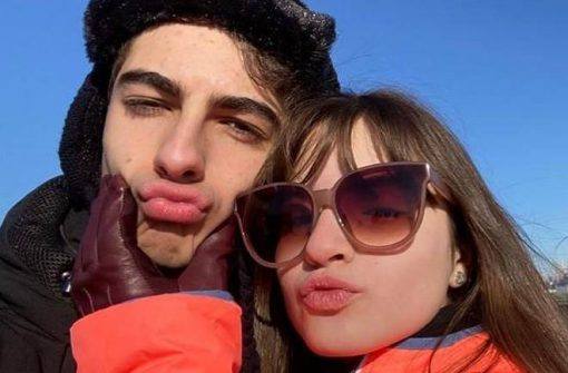 Sophia Valverde, a Poliana, beija o namorado na boca durante viagem e compartilha foto