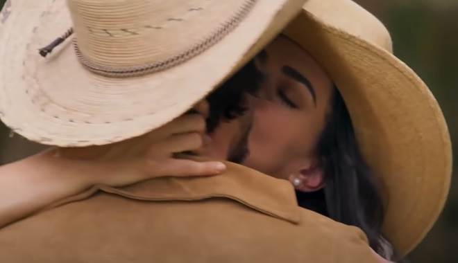 A Desalmada: Após discussão, Fernanda e Rafael se beijam