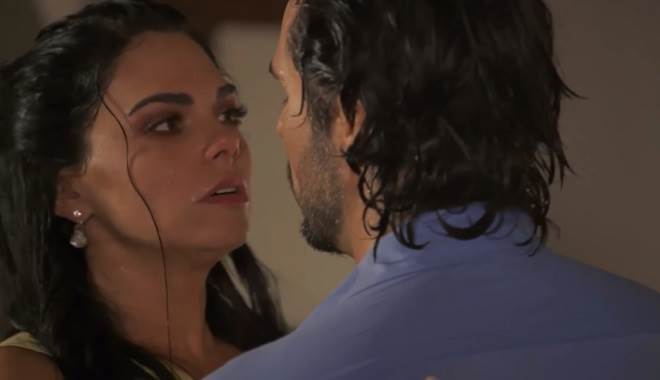 A Desalmada: Fernanda impõe condição para passar a noite com Rafael