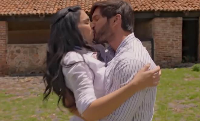 A Desalmada: Fernanda e César se beijam